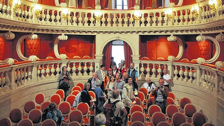 Musentempel: Das Teatro Dovizi aus dem 19. Jahrhundert in einem Renaissance-Palazzo im Altort von Bibbiena ist nach einem Kardimal benannt, der als Verfasser einer recht zügellosen Komödie bekannt wurde. Musentempel: Das Teatro Dovizi aus dem 19. Jahrhundert in einem Renaissance-Palazzo im Altort von Bibbiena ist nach einem Kardimal benannt, der als Verfasser einer recht zügellosen Komödie bekannt wurde.