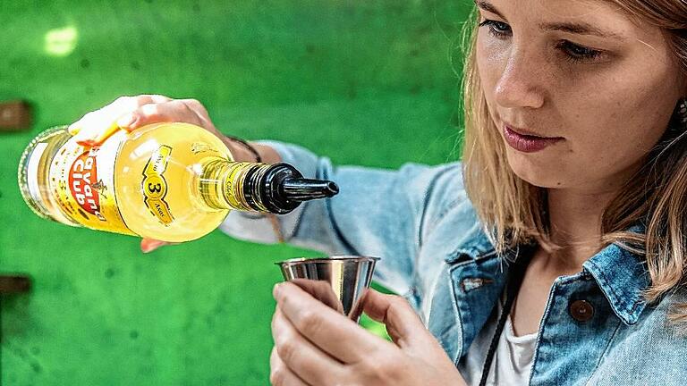 Dann kommt der Alkohol ins Glas: 5cl „frisch-grasiger“ kubanischer Rum. Dann kommt der Alkohol ins Glas: 5cl „frisch-grasiger“ kubanischer Rum.