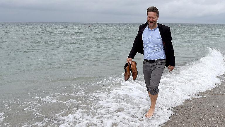 Robert Habeck am Meer       -  Der schleswig-holsteinische Umwelt- und Landwirtschaftsminister Robert Habeck am Strand auf der Düne vor Helgoland.