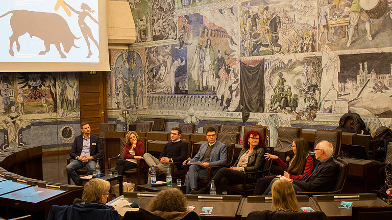 Austausch über Europa vor der Wahl: Stephan Behringer, Prof. GiselaMüller-Brandeck-Bocquet, Robert Peter, Martin Kilgus, Kerstin Westphal,Susanna Schmitt und Detlef Drewes (von links) bei der Debatte „Was nutzt meine Stimme?!“ im Ratssaal des Würzburger Rathauses.