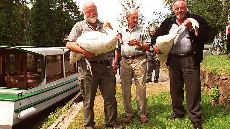 Trio mit Schwanen-Duo: In der Mitte Philipp Bauer (im Jahr 2000).