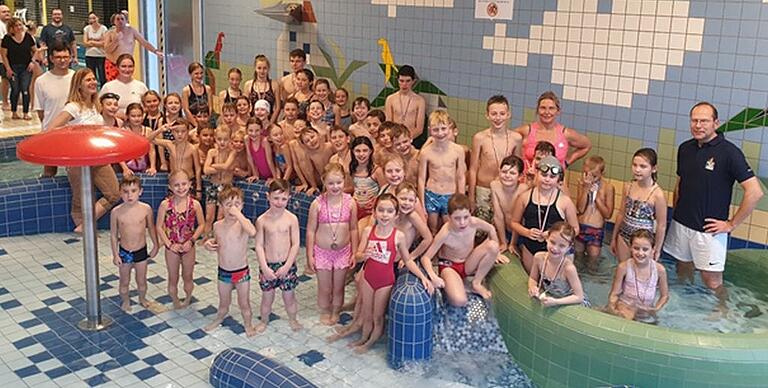 Die Kinderwasserlandschaft wurde 2006 angebaut und erfreut sich großer Beliebtheit bei den Kleinen. Das Bild vom November 2019 zeigt die Beteiligten der damaligen Stadtjugendmeisterschaft im Schwimmen.