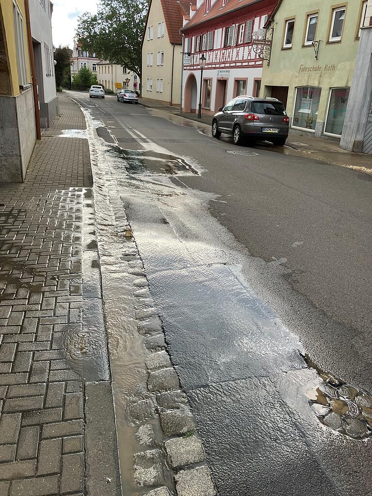 Auf beiden Seiten der Fahrbahn sprudelte am Montagabend in der Bahnhofstraße das Wasser aus dem Untergrund. Grund war ein Wasserrohrbruch.