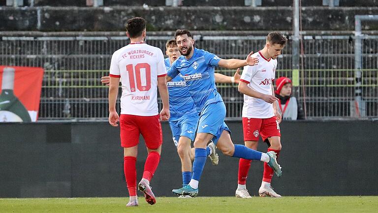 Enttäuschung in Rot und Weiß: Dardan Karimani (links) und Maximilian Zaiser (rechts) von den Würzburger Kickers können beim Torjubel von Illertissens Gökalp Kilic (Mitte) nur zusehen.