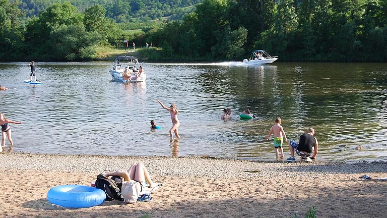 Naturstrand mit wenig Sand – so zeigt sich das Eibelstadter Badeparadies bislang. Der beliebten Strandatmosphäre soll mit ein paar Tonnen Sand nachgeholfen werden.