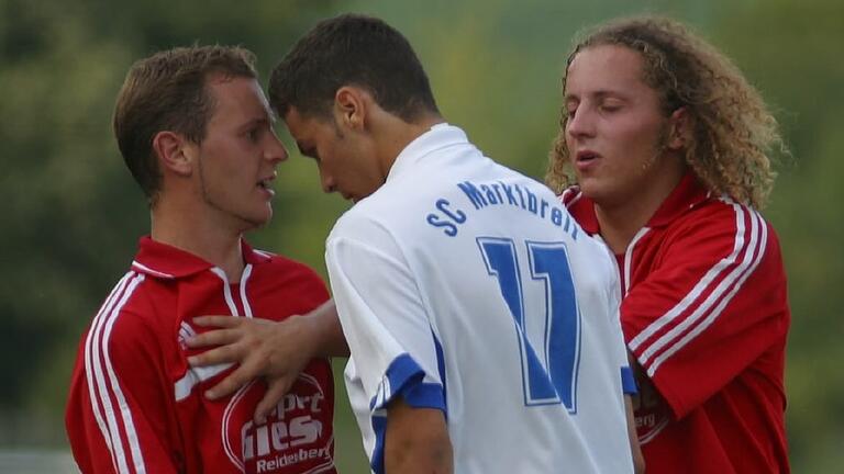 Konnte auf dem Platz auch ein unangenehmer Gegenspieler sein: Adam Jabiri (Mitte) vor über 20 Jahren als Kreisliga-Fußballer beim SC Marktbreit. Konnte auf dem Platz auch ein unangenehmer Gegenspieler sein: Adam Jabiri (Mitte) vor über 20 Jahren als Kreisliga-Fußballer beim SC Marktbreit.
