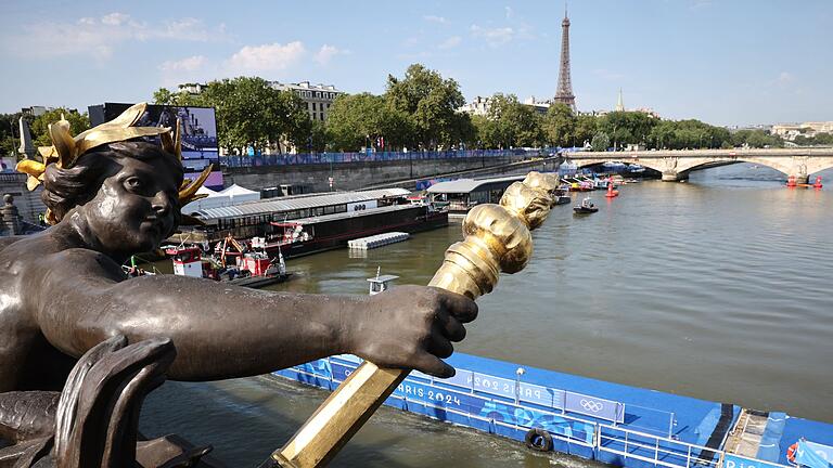 Paris 2024 - vor dem Triathlon       -  Die Triathleten konnten sich Schwimmstrecke in der Seine nur von außen ansehen.