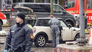 Auto in München in Menschengruppe gefahren       -  Laut Polizei wurden viele Menschen verletzt.