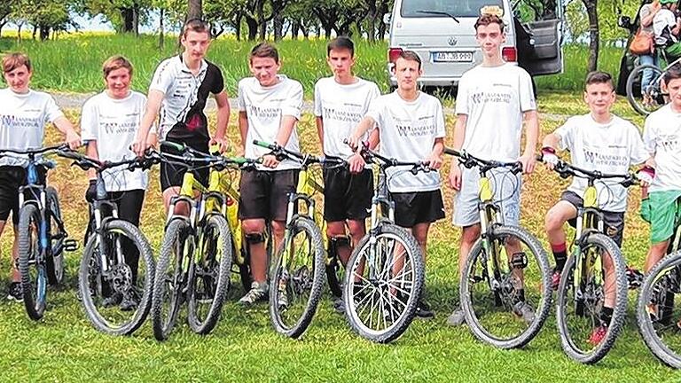 Das erfolgreiche Mountainbike-Team der Höchberger Leopold-Sonnemann-Realschule: (von links) Sportlehrerin Yvonne Jungbauer, Florian Schwamm, Amelie Kranig, Lea Winter, Camillo Fandrich, Justus Wagenhäuser, Tom Pohlers, Fabio Volderauer, Sean Mc Bride, Simon Hajer, Niklas Lehmann, Philipp Nöth, Johannes Kranig sowie Stützpunktleiter Frank Kuß. Das erfolgreiche Mountainbike-Team der Höchberger Leopold-Sonnemann-Realschule: (von links) Sportlehrerin Yvonne Jungbauer, Florian Schwamm, Amelie Kranig, Lea Winter, Camillo Fandrich, Justus Wagenhäuser, Tom Pohlers, Fabio Volderauer, Sean Mc Bride, Simon Hajer, Niklas Lehmann, Philipp Nöth, Johannes Kranig sowie Stützpunktleiter Frank Kuß.