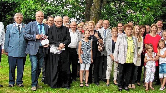 Pater Hans-Günther Beßler (vorne, Fünfter von links) feierte gemeinsam mit Jugendfreund Pfarrer Paul Hilbert in Werneck sein goldenes Priesterjubiläum. Besonders freute er sich über den Besuch der Gläubigen aus seinen früheren Wirkungsorten Oberstreu, Mittelstreu und Frickenhausen.