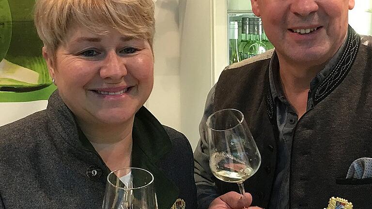 Barbara und Manfred Baumann, Winzer aus Handthal, sind mit Wein auf der Grünen Woche.