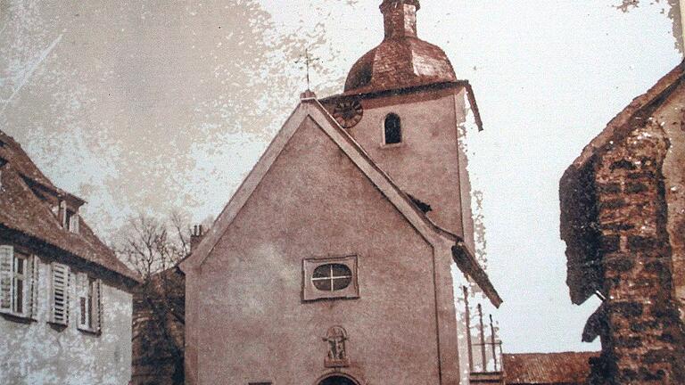 Die erste Schwebheimer Kirche aus dem Jahr 1576, aufgenommen zu Beginn des 20. Jahrhundert. Links davon steht noch das Spital, rechts ist die Kirchgaden zu sehen.