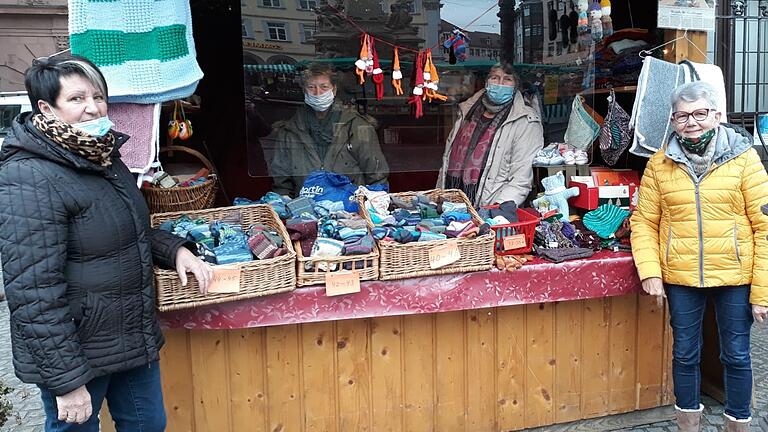 Das Foto entstand beim Weihnachtsmarkt 2020 in Würzburg beim Grafeneckart und zeigt Doris Ditterich, Elisabeth Vogler, Resi Gleiter und Rita Wächter (von links).