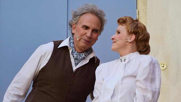 Alles rund um ein 'Skandalstück': Am Freitag wurden die Scherenburgfestspiele in Gemünden mit der Komödie 'Der Raub der Sabinerinnen' eröffnet. Im Bild Professor Gollwitz (Andreas van den Berg) mit Hausmädchen Rosa (Julia Rüfer). Alles rund um ein 'Skandalstück': Am Freitag wurden die Scherenburgfestspiele in Gemünden mit der Komödie 'Der Raub der Sabinerinnen' eröffnet. Im Bild Professor Gollwitz (Andreas van den Berg) mit Hausmädchen Rosa (Julia Rüfer).