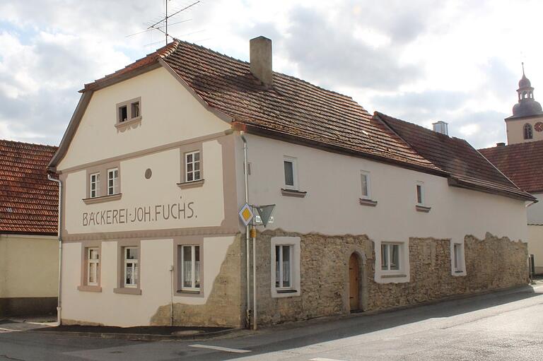 Die ehemalige Bäckerei Fuchs in Oberstreu wurde wiederbelebt und ist nun das neue Gemeindebackhaus.&nbsp; Am vergangenen Samstag fand die offizielle Eröffnung des 'Öbere Bäck' statt.