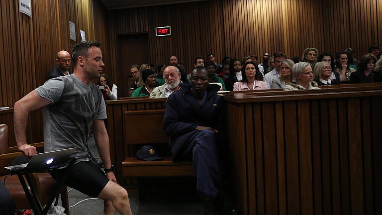 Oscar Pistorius sentencing hearing.jpeg       -  Oscar Pistorius bei seinem Berufungsprozess 2016 in Pretoria. Dabei musste er seine Prothesen ablegen und demonstrieren, wie er sich ohne Gehhilfen fortbewegen kann.