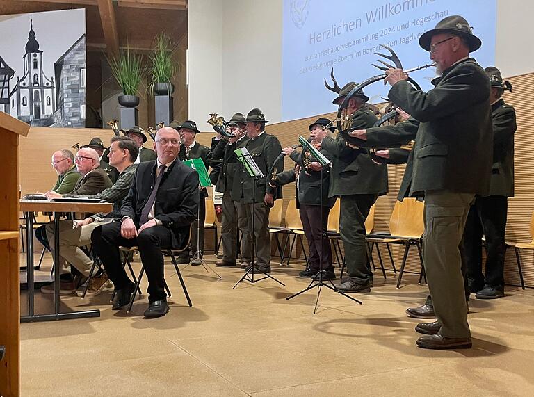 Die Jagdhornbläsergruppe umrahmte die Veranstaltung mit dem Vorstandsteam im Vordergrund (von links): Schatzmeister Jochen Miener, 2. Vorsitzender Wolfgang Jagla, Schriftführer Benjamin Wiest und Vorsitzender Markus Oppelt.