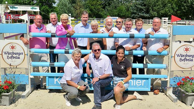 Bei der Feier zum 75. Jubiläum: Vorsitzender Jochen Klingler (vorne Mitte),   Schatzmeisterin Annett Herold-Behl (links) und die 2. Vorsitzenden Fe Baar.
Hinten von links: Wolfgang Kuhl (FDP-Kreisrat), Bundestagsabgeordneter Paul Lehrieder, Landtagsabgeordnete Andrea Behr, Oberbürgermeister Christian Schuchardt, Jutta Leiterer (Vorsitzende Verband Reit- und Fahrvereine Franken), BLSV-Kreisvorsitzender Helmut Radler, Rainer Griebel (2. Vorsitzender Verband Würzburger Sportvereine, Gerhard Eck (Präsident  Bayr. Reit- und Fahrverband), Christoph Hoffmann (Vorsitzender Verband Würzburger Sportvereine) und Altbürgermeister Adolf Bauer.