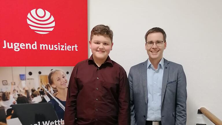 Kornelius Kreuzer (l.) mit seinem Musikschullehrer - Kornelius Kreuzer (l.) mit seinem Musikschullehrer Kornelius Kreuzer (l.) mit seinem Musikschullehrer - Kornelius Kreuzer (l.) mit seinem Musikschullehrer