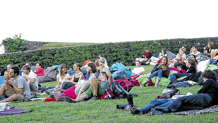 250 Filmbegeisterte ließen sich an der Festung in die zauberhafte Welt der Amelie versetzen       -  (rtg)  Rund 250 Filmfans kamen am Donnerstagabend auf die Neutorwiese an der Festung zum Start des Open-Air-Kinos &bdquo;Festungsflimmern&ldquo;. Gezeigt wurde &bdquo;Die zauberhafte Welt der Amélie&ldquo; mit Audrey Toutou. Bis zum 15. Juli gibt es vor jedem Film ab 20.30 Uhr ein Vorprogramm in Form von Konzerten, Poetry Slam mit Poeten aus ganz Deutschland, Lesung, Bingo-Quizz-Abend und vielem mehr. Die restlichen Filme (Start jeweils um 21.45 Uhr): 6.7. Die drei Musketiere, 7.7. Der rosarote Panther, 8.7. My Week with Marilyn, 9.7. Der Diktator, 10.7. Die Tribute von Panem, 11.7. Vicky Cristina Barcelona, 12.7. Türkisch für Anfänger, 13.7. Lammbock (ab 22 Uhr Aftershowparty in der Posthalle, mit  Zirkuszelt in der Halle, Musik und Tanz bis zum Morgen und der Band Guaia Guaia aus Frankfurt), 14.7. Rubbeldiekatz, 15.7. Lachsfischen im Jemen. Kartenvorverkauf in der Buchhandlung dreizehneinhalb, Eichhornstraße 13 1/2. Info: www.festungsflimmern.de Viele Fotos im Internet: http://wuerzburg.mainpost.de