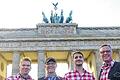 In Lederhosen vor dem Brandenburger Tor: Die Bavarian Beat Boys (von links Volker Kaufmann, Tommy Geiger, Timo Geiger und Ralf Geiger) spielten beim Oktoberfest in Berlin auf.