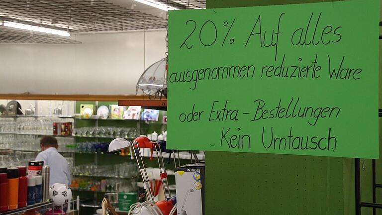 Die letzte Runde ist eingeläutet: Im Turmkaufhaus in der Karlstadter Hauptstraße läuft der Ausverkauf.