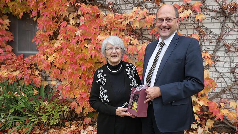 Der dritte Bürgermeister der Stadt Mellrichstadt, Frank Vetter, gratulierte Irmgard Kluge zum 90. Geburtstag.