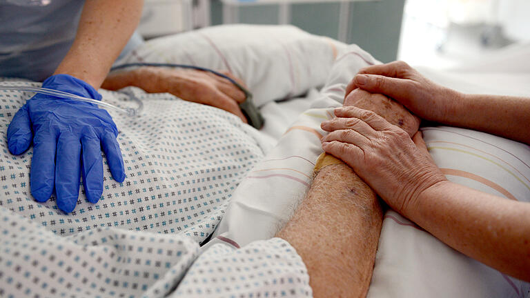 Auszubildende in Pflegeberufen müssen nicht mehr frühzeitig entscheiden, ob sie später einmal in der Alten- oder der Krankenpflege tätig sein wollen. Auszubildende in Pflegeberufen müssen nicht mehr frühzeitig entscheiden, ob sie später einmal in der Alten- oder der Krankenpflege tätig sein wollen. 