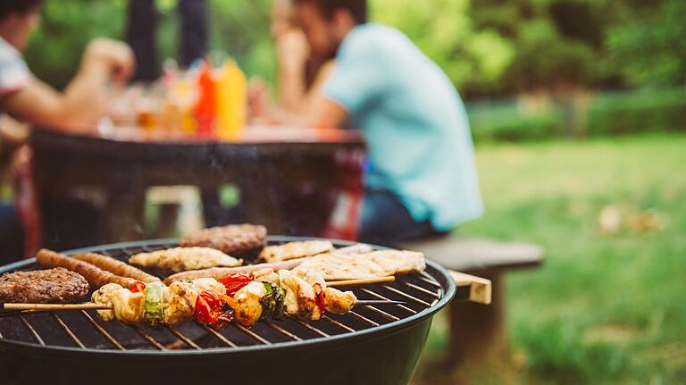 Egal ob Würtschen oder Steak - beim Grillen sollte man vorsichtig sein.