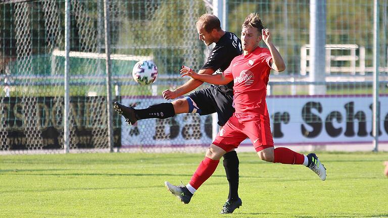 Hat seine Verletzung überwunden und verlieh der Sander Abwehr wieder die nötige Sicherheit: Johannes Bechmann (links, hier vor dem Erlanger Nico Geyer am Ball).