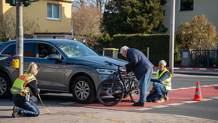Fahrradfahrer rast bei Rot über die Ampel: Schwere Kollision in Kreuzungsbereich       -  Symbolbild: Der Radfahrer fuhr wohl bei roter Ampel in die Kreuzung ein.