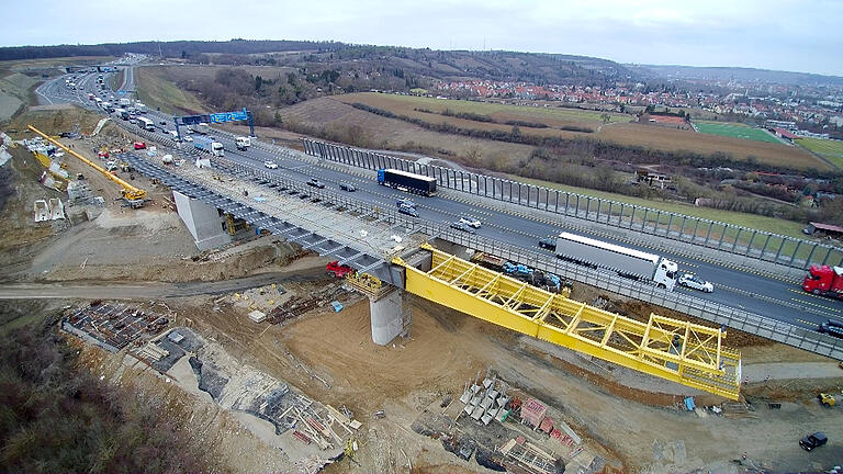 A3-Brücke: So wandert eine Straße durch die Luft       -  Erster Brückenverschub am südlichen Teilbauwerk der neuen Talbrücke Heidingsfeld.