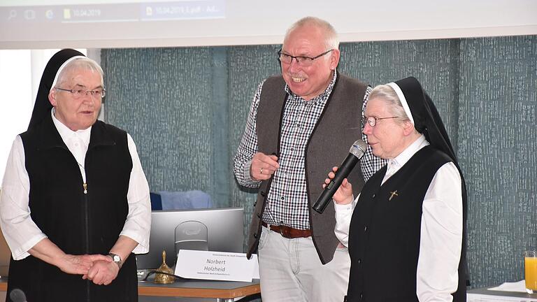 Die beiden Ordensfrauen Schwester Simone Rollmann (links) und Ludgera Usleber stellten die Hilfsangebote in der Theresienstube, hier im Gespräch mit Norbert Holzheid, Vorsitzender des Seniorenbeirates, vor. Die beiden Ordensfrauen Schwester Simone Rollmann (links) und Ludgera Usleber stellten die Hilfsangebote in der Theresienstube, hier im Gespräch mit Norbert Holzheid, Vorsitzender des Seniorenbeirates, vor. 