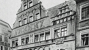 Lange besaß die Brauereigaststätte eine reich verzierte Giebel-Fassade. Das im 16. Jahrhundert erbaute Patrizierhaus wurde im Zweiten Weltkrieg schwer beschädigt und danach nicht mehr in seiner ursprünglichen Form wiederhergestellt. Lange besaß die Brauereigaststätte eine reich verzierte Giebel-Fassade. Das im 16. Jahrhundert erbaute Patrizierhaus wurde im Zweiten Weltkrieg schwer beschädigt und danach nicht mehr in seiner ursprünglichen Form wiederhergestellt.