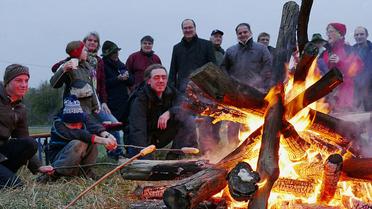 Protest mit Mahnfeuer und Stockbrot: Mitglieder der Bürgerinitiative gegen den Bau der Bundesstraße B26n trafen sich auf der Höhe über dem Krebsbachtal. Protest mit Mahnfeuer und Stockbrot: Mitglieder der Bürgerinitiative gegen den Bau der Bundesstraße B26n trafen sich auf der Höhe über dem Krebsbachtal.