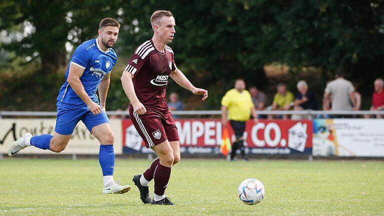 Gochsheims Spielertrainer Michael Herrmann (rechts) spielt den Ball vor Unterpleichfelds Lukas Huscher. Beide Mannschaften trennten sich zum Landesliga-Auftakt unentschieden.