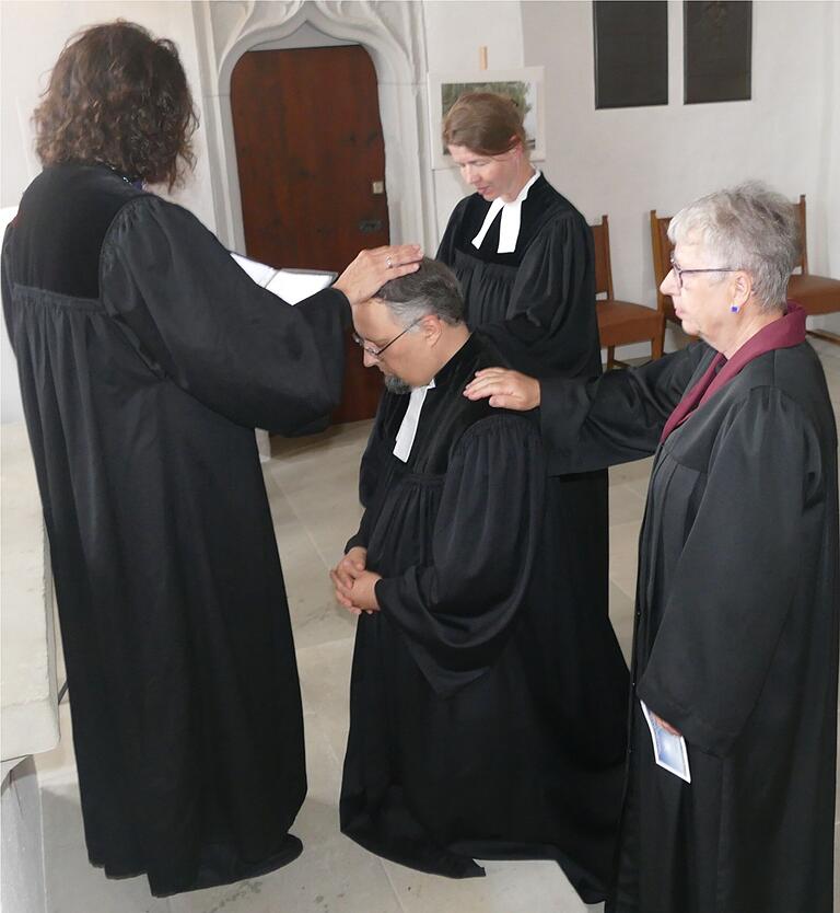 Der neue Pfarrer der Kirchengemeinde Sickershausen-Hohenfeld Simon Gahr wurde (von links) von Dekanin Kerstin Baderschneider, Pfarrerin Esther Zeiher und Prädikantin Ursula Sattes für seine neuen Aufgaben gesegnet. Der neue Pfarrer der Kirchengemeinde Sickershausen-Hohenfeld Simon Gahr wurde (von links) von Dekanin Kerstin Baderschneider, Pfarrerin Esther Zeiher und Prädikantin Ursula Sattes für seine neuen Aufgaben gesegnet.