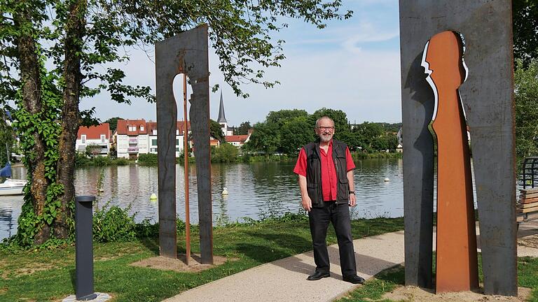 Überlebensgroß sind der Mann und die Frau aus unempfindlichen Cortenstahl, die seit Herbst 2023 den geschlungenen Fußweg vom Mainsteg her auf Margetshöchheim hin säumen. Die zwei Figuren treten aus ihrem Umfeld heraus und bilden ein Tor, das die Menschen auf der neuen Mainpromenade durchschreiten können. Sie stehen einzeln als Individuum da, aber sie kommunizieren miteinander. Mit dieser Arbeit hat Tilmar Hornung einen Künstlerwettbewerb gewonnen.