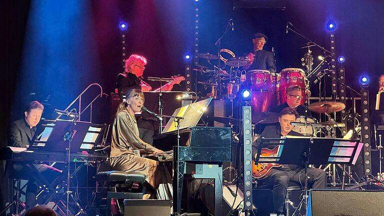 Ida Sand mit Volker Engelberth (Piano), Decebal Badila (Bass), Frank Kuruc (Gitarre) und Bandleader Guido Jöris (Schlagzeug). Ida Sand mit Volker Engelberth (Piano), Decebal Badila (Bass), Frank Kuruc (Gitarre) und Bandleader Guido Jöris (Schlagzeug).