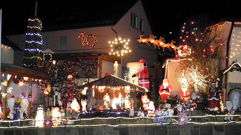 Nikoläuse in allen Variationen und weitere Weihnachtsfiguren finden sich am und vor dem Weihnachtshaus von Irmgard Reith in der Hauptstraße in Premich (Lkr. Bad Kissingen). Mehr als 35 000 Lämpchen sind im Garten verbaut, der an den Wochenenden bis zum 14. Januar illuminiert ist.