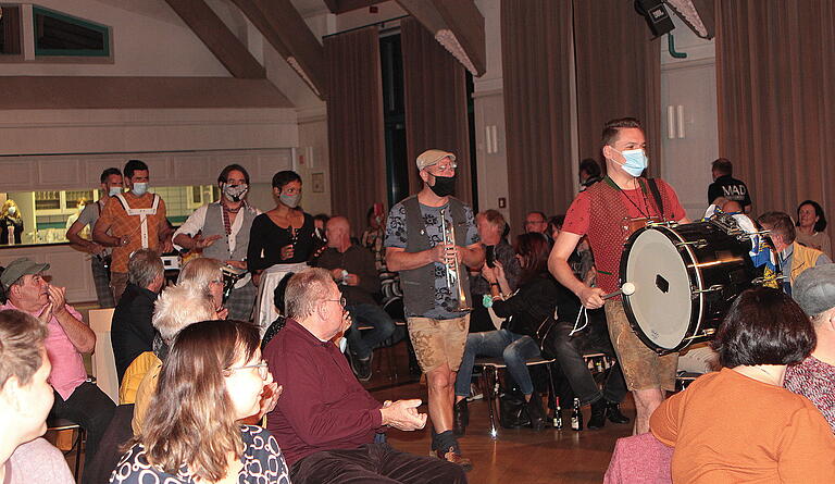 Einzug der Band um Leo Meixner (rechts) mit Masken.