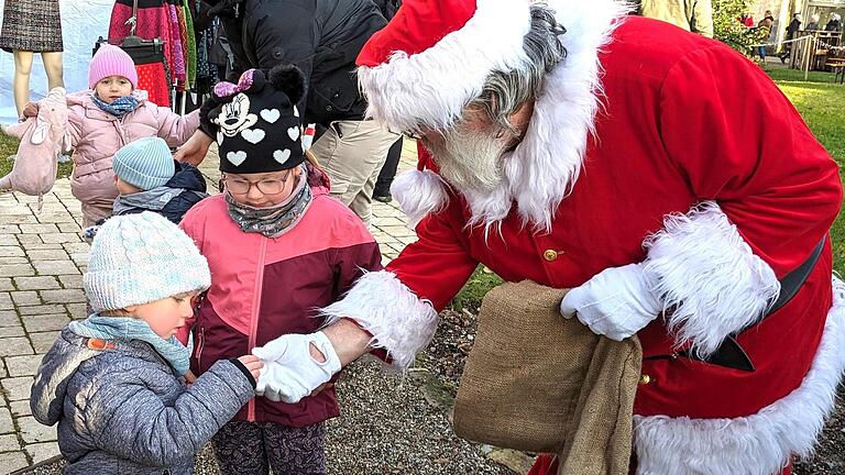 Für leuchtende Kinderaugen sorgte Weihnachtsmann Norbert Reinhard. - Für leuchtende Kinderaugen sorgte Weihnachtsmann Norbert Reinhard. Für leuchtende Kinderaugen sorgte Weihnachtsmann Norbert Reinhard. - Für leuchtende Kinderaugen sorgte Weihnachtsmann Norbert Reinhard.