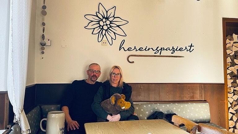 Seit September 2023 betreiben Carsten Tittmann und Sabine Klodewig das Wirtshaus zum Edelweiss in Gambach. Seit September 2023 betreiben Carsten Tittmann und Sabine Klodewig das Wirtshaus zum Edelweiss in Gambach.