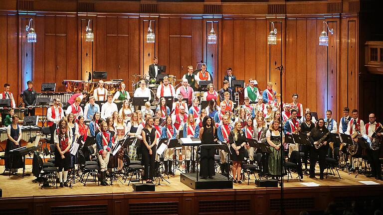 Konzert des Kreisjugendblasorchesters im Regentenbau - Konzert des Kreisjugendblasorchesters im Regentenbau Konzert des Kreisjugendblasorchesters im Regentenbau - Konzert des Kreisjugendblasorchesters im Regentenbau