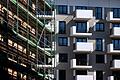 Baugerüst an einem Rohbau eines Neubaus       -  Die Immobilienpreise in Bayern sind weiter unter Druck, Neubauten gibt es ehe selten. (Archivbild)