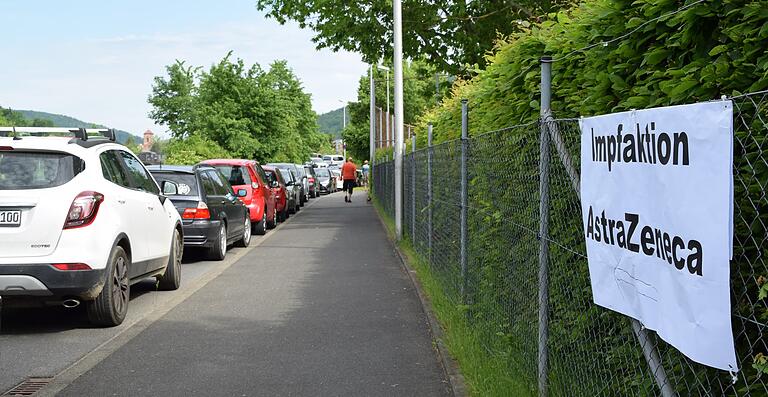 Auch in der eigentlichen Parkverbotszone entlang der Lehmskaute standen zahlreiche Autos von Impfwilligen. Auch in der eigentlichen Parkverbotszone entlang der Lehmskaute standen zahlreiche Autos von Impfwilligen.