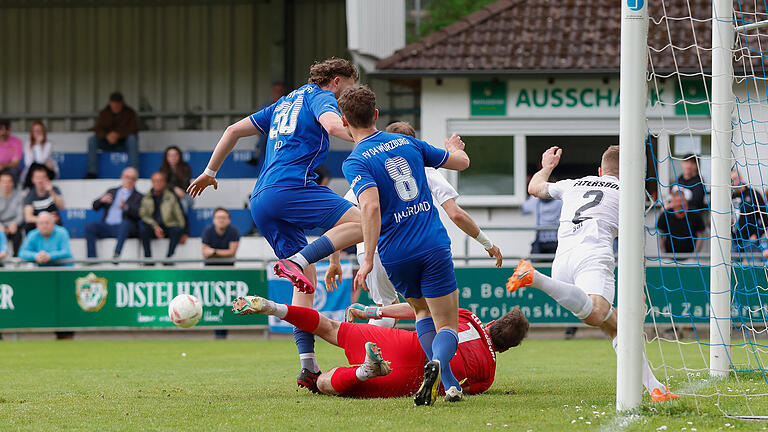 Nach einer Viertelstunde hat der FV 04 Würzburg seine erste und in der ersten Halbzeit einzige Torchance, als Lukas Imgrund (vorne) eine Ecke von Simon Schäffer auf das Tor lenkt. Eltersdorfs Torhüter Turay Akbakla wehrt diese ab, doch verletzt sich dabei. Nach einer Viertelstunde hat der FV 04 Würzburg seine erste und in der ersten Halbzeit einzige Torchance, als Lukas Imgrund (vorne) eine Ecke von Simon Schäffer auf das Tor lenkt. Eltersdorfs Torhüter Turay Akbakla wehrt diese ab, doch verletzt sich dabei.