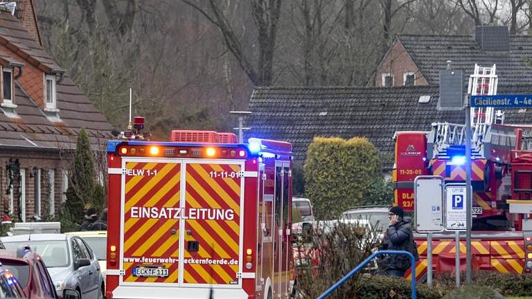 Einsatzkräfte von Polizei und Feuerwehr stehen neben einem Haus in Eckernförde, in dem sich ein junger Mann beim Herstellen von Böllern schwer verletzt hat. Foto: Axel Heimken/dpa       -  Bei Einsätzen wie diesem – ein junger Mann verletzte sich beim Herstellen von Böllern schwer – müssen die Helferinnen und Helfer oft damit rechnen, dass sie von Dritten angegriffen werden.