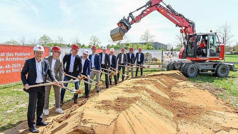 Vertreter von Stadt, Sparkasse und Riedel Bau eröffnen symbolisch die Bauarbeiten im Hubland in Würzburg.