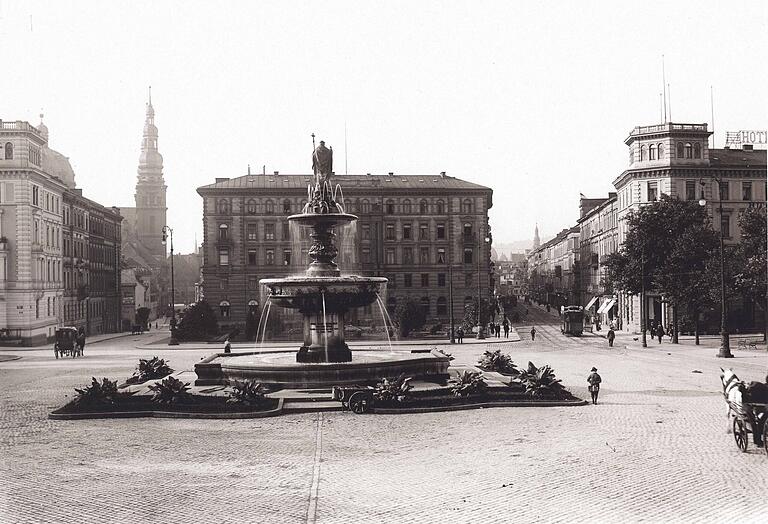 Der Kaiserplatz in Würzburg, rechts der Blick in die Kaiserstraße. Der Kaiserplatz in Würzburg, rechts der Blick in die Kaiserstraße.